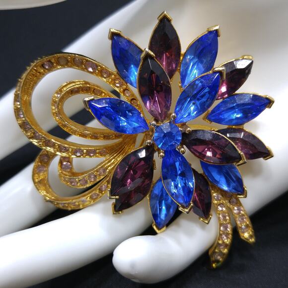 Vintage Signed Blue Purple Rhinestone Floral Brooch, Clear Rhinestone Ribbons, - Picture 4 of 10
